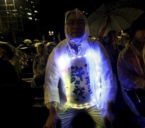 深夜、雨の中「反対運動集会」を決行、新安保法案に抗議