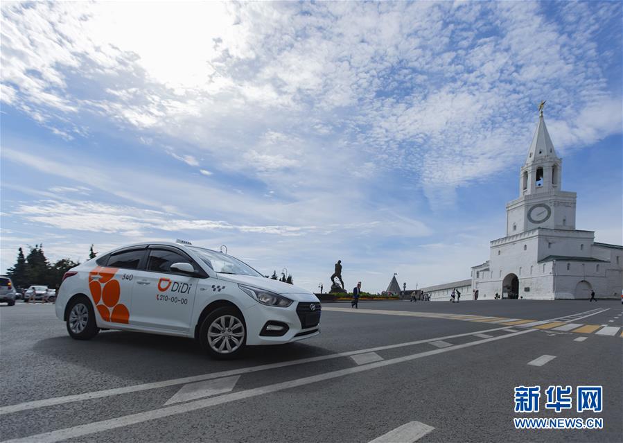 24日、ロシアのカザン・クレムリン前に停車する「滴滴」の車両。 