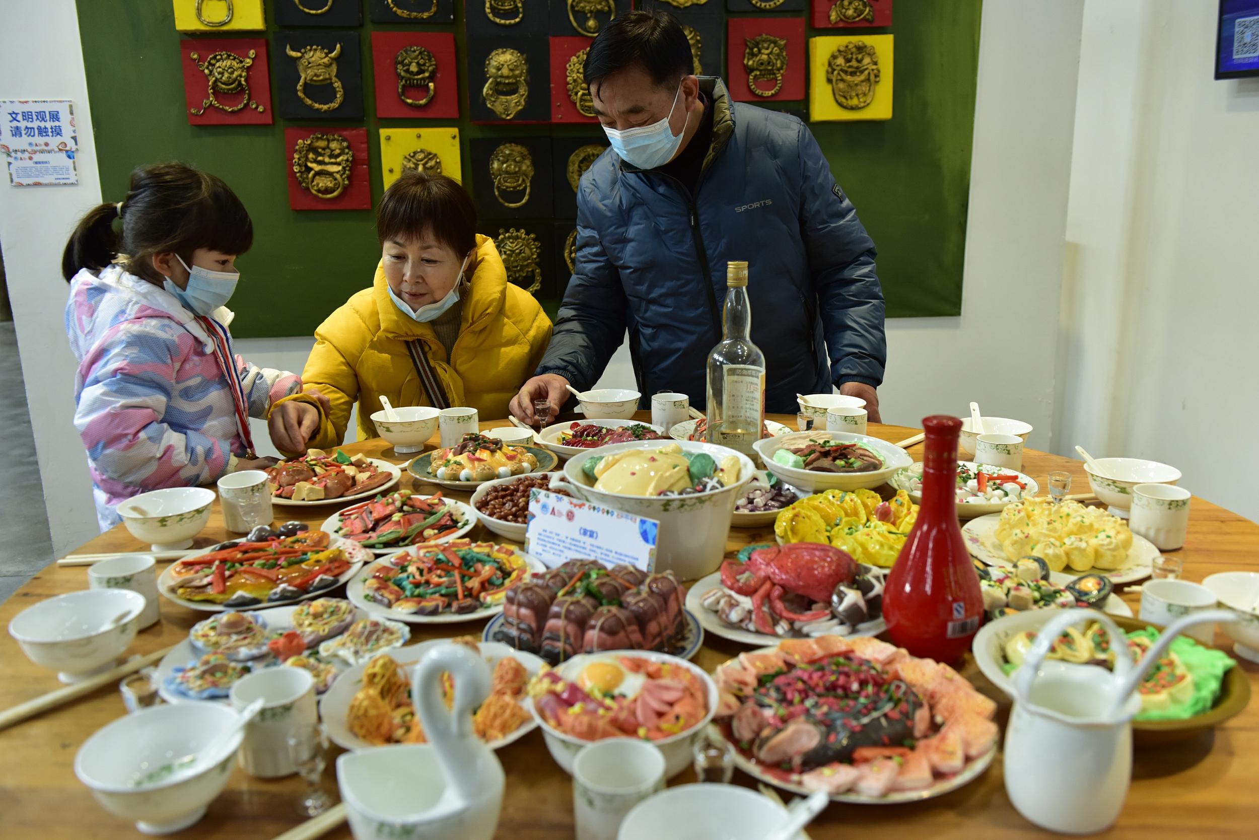 粘土で作り上げた立体的な作品「年夜飯（年越し料理）」（写真著作権は東方ICが所有のため転載禁止）