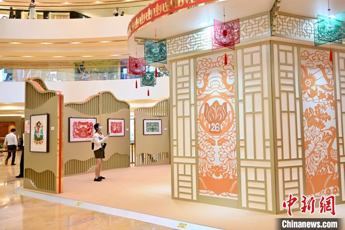 「愛」をテーマに香港復帰26周年を祝う切り絵アート展　香港特区