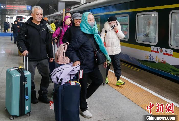 青海－西蔵林芝直行観光列車に伝統グルメが登場